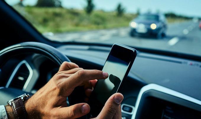 Driving Distractions That Cause Damage to Windscreens